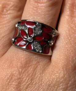 A beautiful ring with enamel and red flowers, size Q.