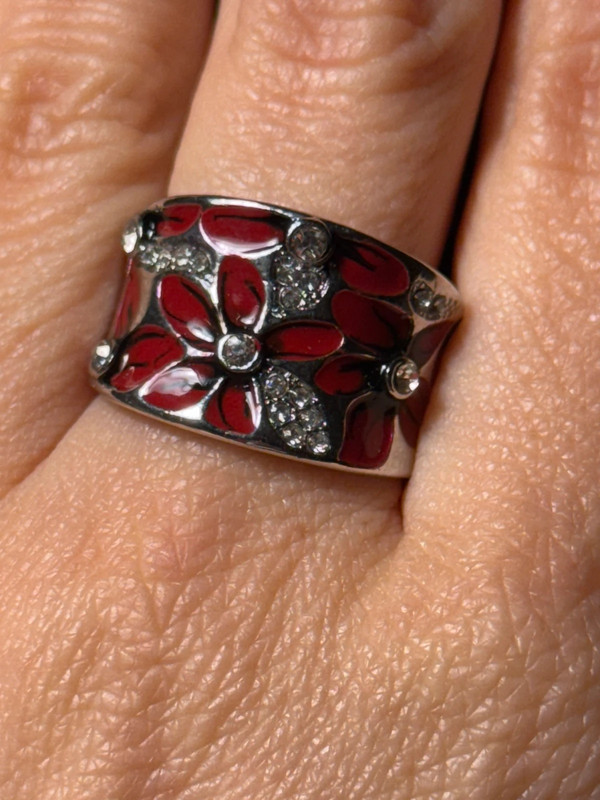 A beautiful ring with enamel and red flowers, size Q.