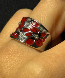 A beautiful ring with enamel and red flowers, size Q