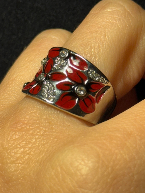 A beautiful ring with enamel and red flowers, size Q.