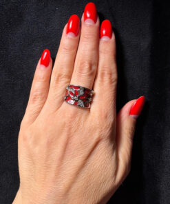 A beautiful ring with enamel and red flowers, size Q.