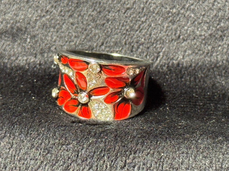 A beautiful ring with enamel and red flowers, size Q.