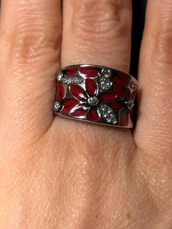 A beautiful ring with enamel and red flowers, size Q.
