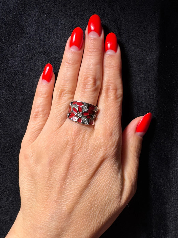 A beautiful ring with enamel and red flowers, size Q.