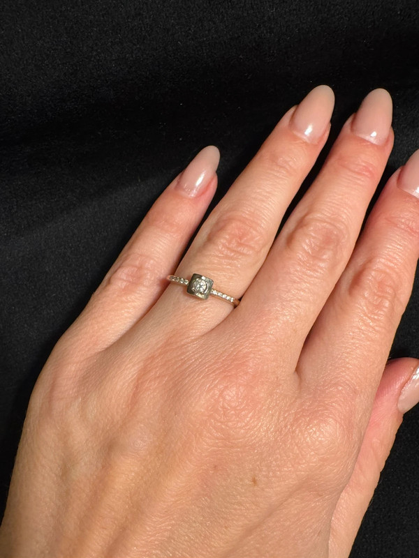 Gold Ring with a central round brilliant stone .585 hallmark, size J½