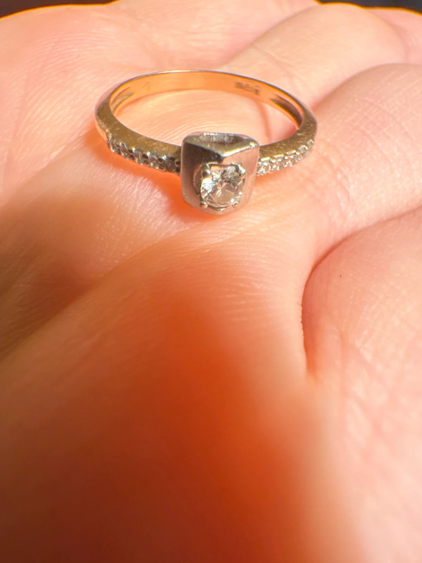 Gold Ring with a central round brilliant stone .585 hallmark, size J½