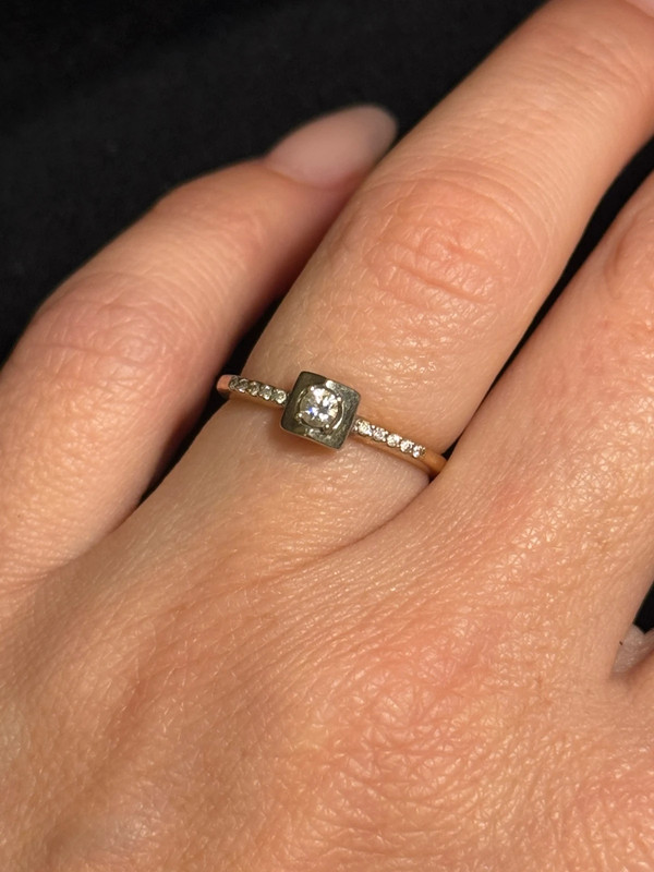 Gold Ring with a central round brilliant stone .585 hallmark, size J½