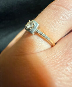 Gold Ring with a central round brilliant stone .585 hallmark, size J½