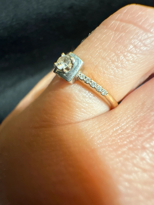 Gold Ring with a central round brilliant stone .585 hallmark, size J½