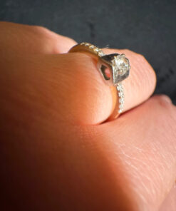 Gold Ring with a central round brilliant stone .585 hallmark, size J½