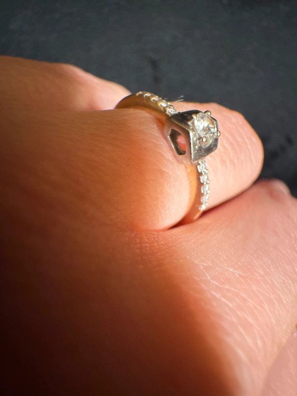 Gold Ring with a central round brilliant stone .585 hallmark, size J½