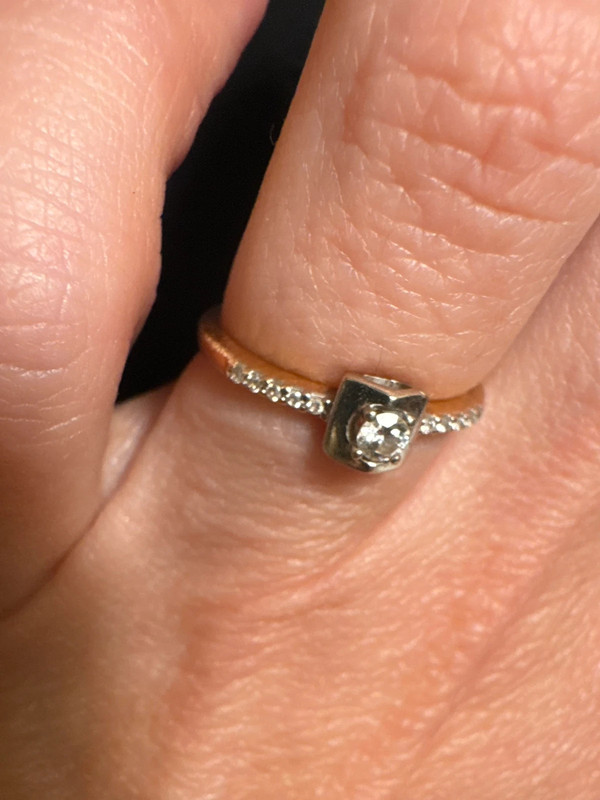Gold Ring with a central round brilliant stone .585 hallmark, size J½