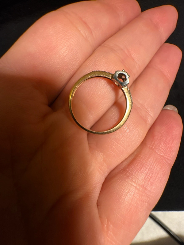 Gold Ring with a central round brilliant stone .585 hallmark, size J½