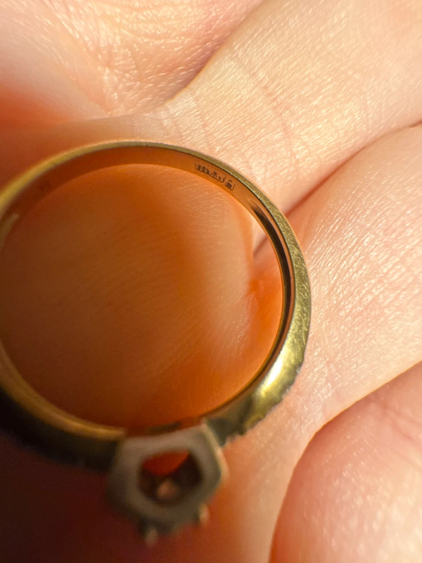 Gold Ring with a central round brilliant stone .585 hallmark, size J½