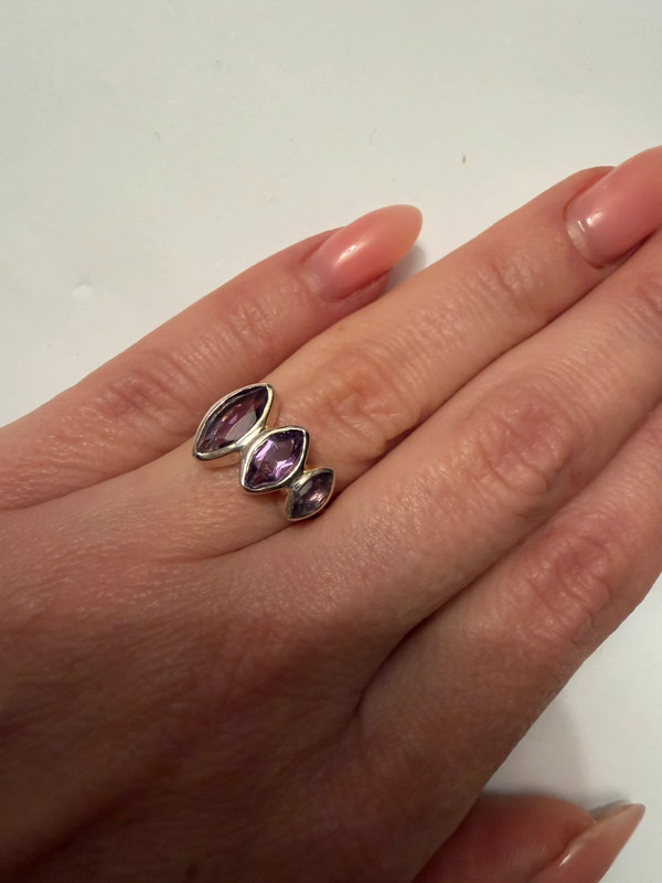 Incredibly beautiful new silver ring with three amethysts, size L (50).