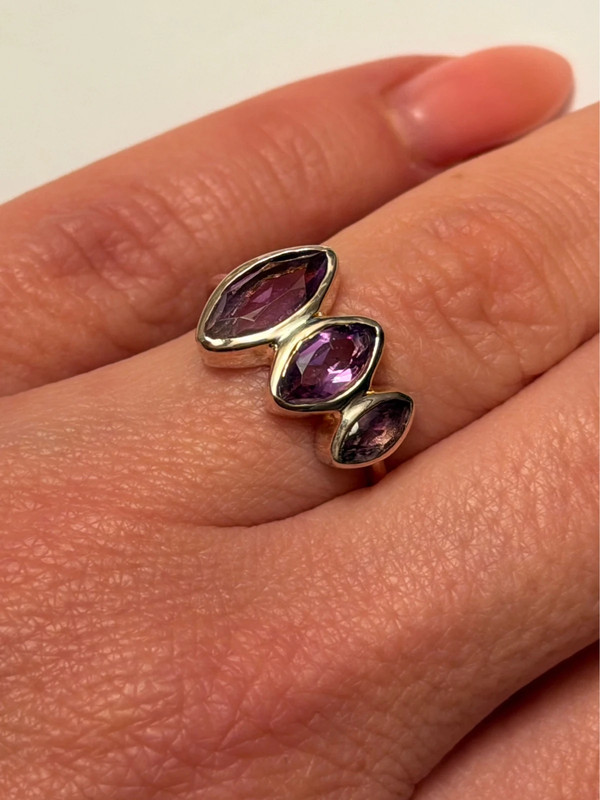 Incredibly beautiful new silver ring with three amethysts, size L (50).