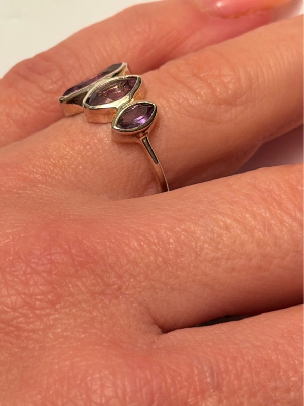 Incredibly beautiful new silver ring with three amethysts, size L (50).