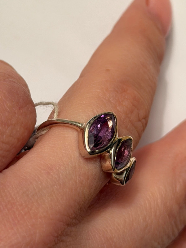 Incredibly beautiful new silver ring with three amethysts, size L (50).