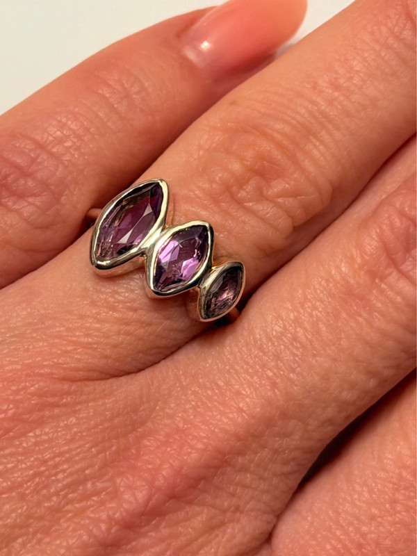 Incredibly beautiful new silver ring with three amethysts, size L (50).