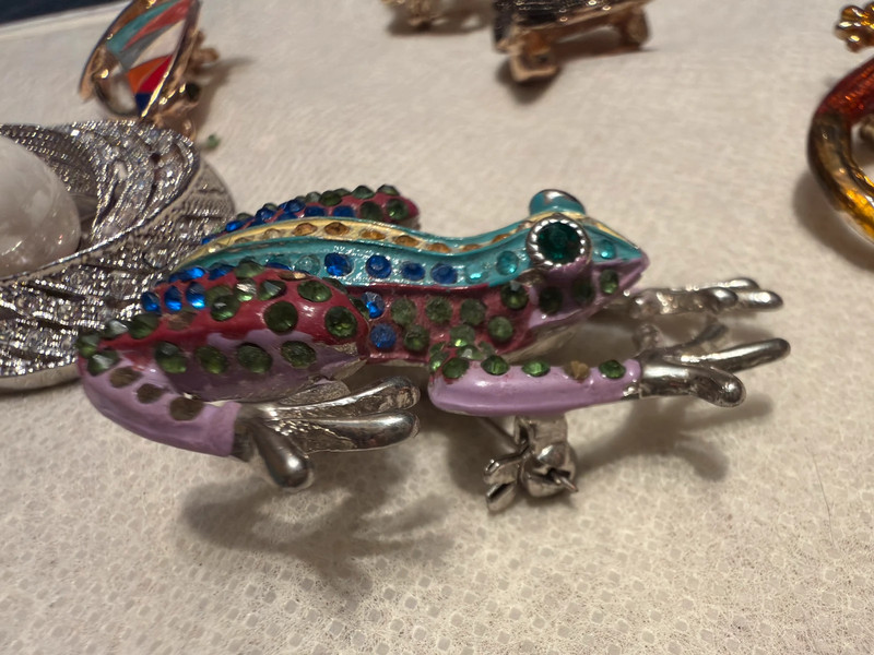 Brooch frog brooch