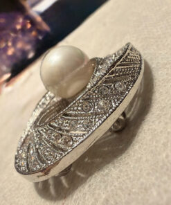 Pearl sparkling brooch