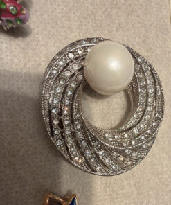 Pearl sparkling brooch