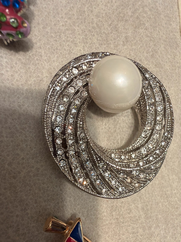Pearl sparkling brooch