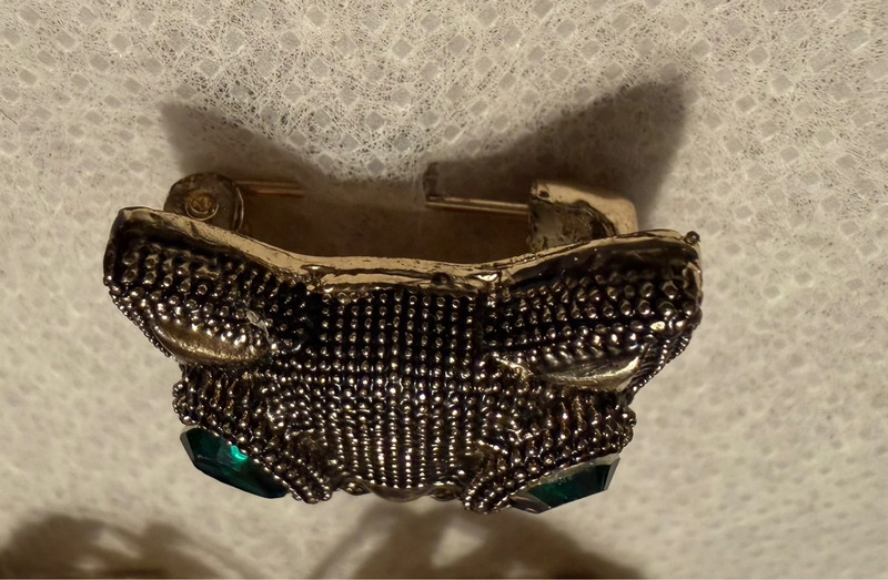 Cat brooch