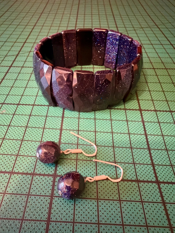 A set made of natural aventurine: silver earrings and a bracelet, plus a gift