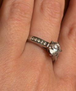 Insanely beautiful silver ring with a sparkling gemstone, size Q124