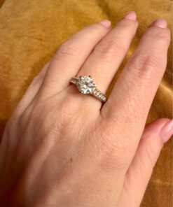 Insanely beautiful silver ring with a sparkling gemstone, size Q124
