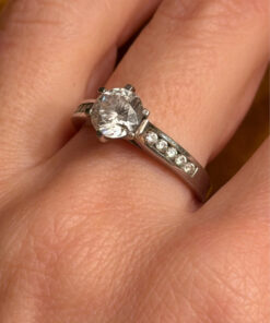 Insanely beautiful silver ring with a sparkling gemstone, size Q124