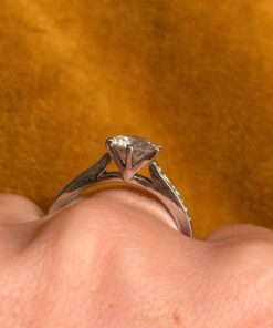 Insanely beautiful silver ring with a sparkling gemstone, size Q124