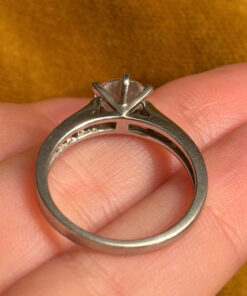 Insanely beautiful silver ring with a sparkling gemstone, size Q124