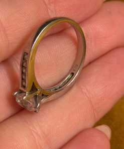 Insanely beautiful silver ring with a sparkling gemstone, size Q124
