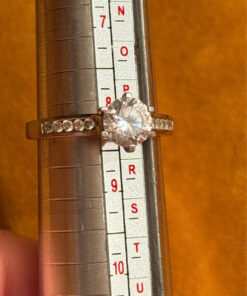 Insanely beautiful silver ring with a sparkling gemstone, size Q124