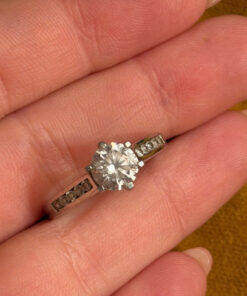 Insanely beautiful silver ring with a sparkling gemstone, size Q124