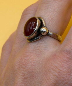 vintage sterling silver ring features a large, oval-shaped cabochon carnelian stone Size M#146