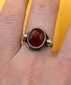 vintage sterling silver ring features a large, oval-shaped cabochon carnelian stone Size M#146