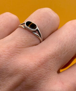 sterling silver ring features a natural tiger's syrup size L