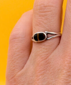 sterling silver ring features a natural tiger's syrup size L