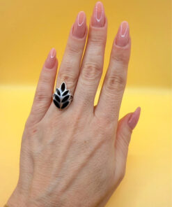 sterling silver ring leaf ring featuring a black onyx inlay Uk size J 1/2#141