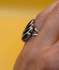 sterling silver ring leaf ring featuring a black onyx inlay Uk size J 1/2