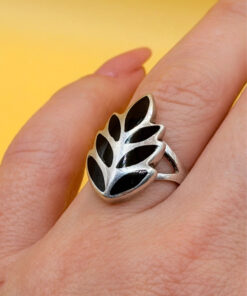 sterling silver ring leaf ring featuring a black onyx inlay Uk size J 1/2
