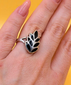 sterling silver ring leaf ring featuring a black onyx inlay Uk size J 1/2