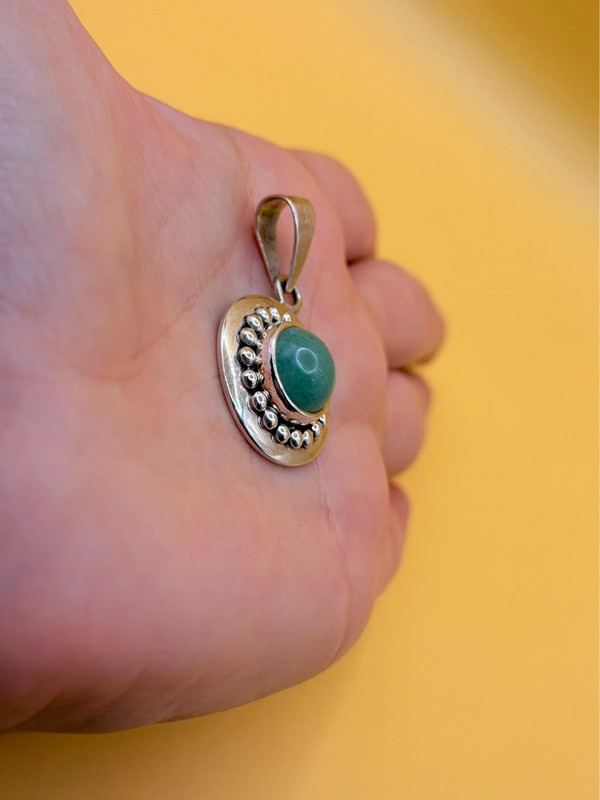 sterling silver pendant featuring a round green aventurine Mexico #142