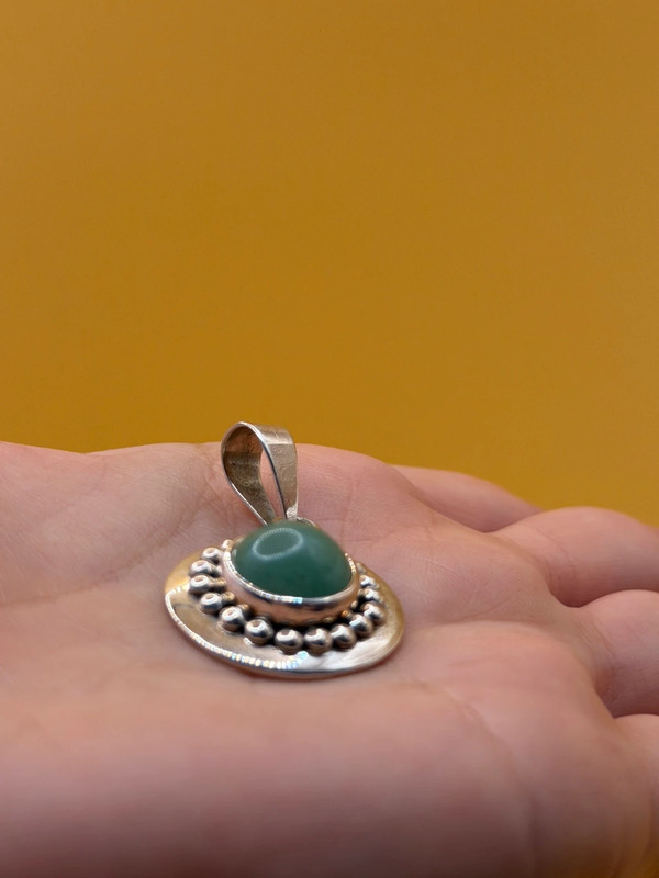 sterling silver pendant featuring a round green aventurine Mexico #142