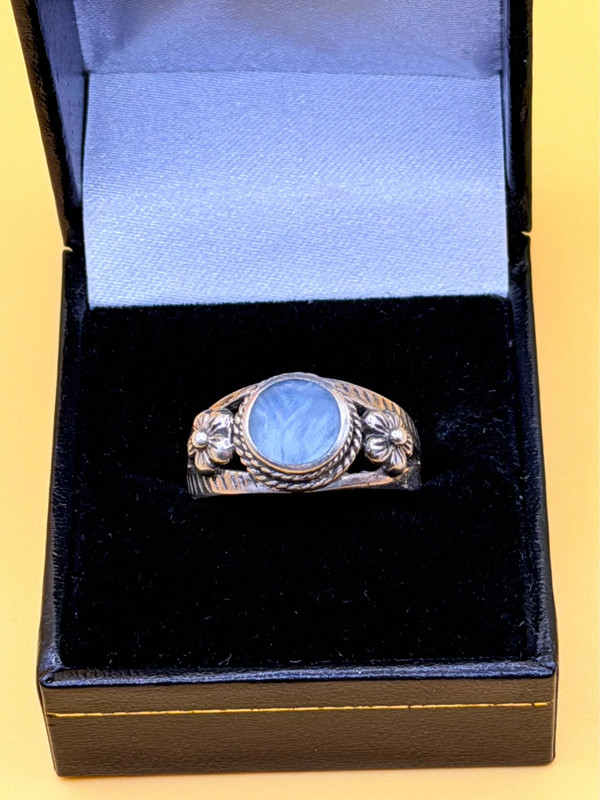 silver ring with a moonstone, adorned with floral patterns. Size R#14