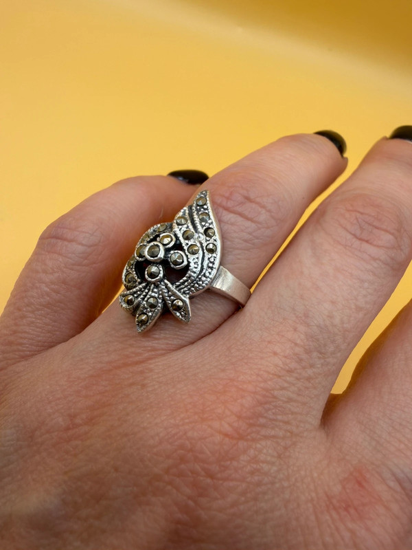 Sterling silver ring with marcasite stones size M