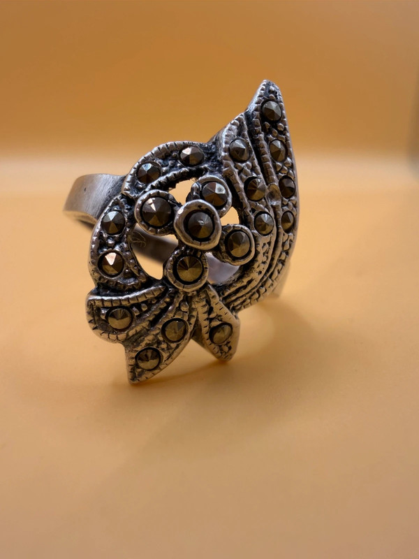 Sterling silver ring with marcasite stones size M